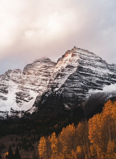 白昼雪山